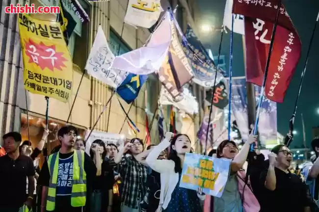 首尔市中心30米高交通塔顶居然住着个人?!他们为了抗争,就是不下来... 第6张 首尔市中心30米高交通塔顶居然住着个人?!他们为了抗争,就是不下来... 第6张