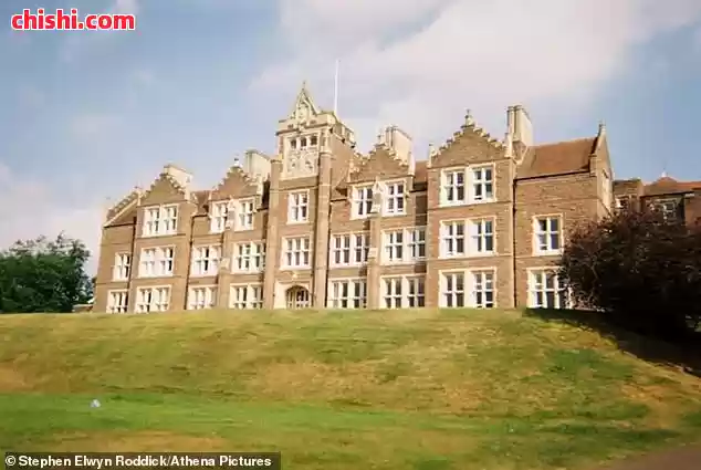 小留学生残忍谋杀同学,英国名校凶案震惊全国!警察:他用锤子砸碎了舍友的头骨 第14张 小留学生残忍谋杀同学,英国名校凶案震惊全国!警察:他用锤子砸碎了舍友的头骨 第14张